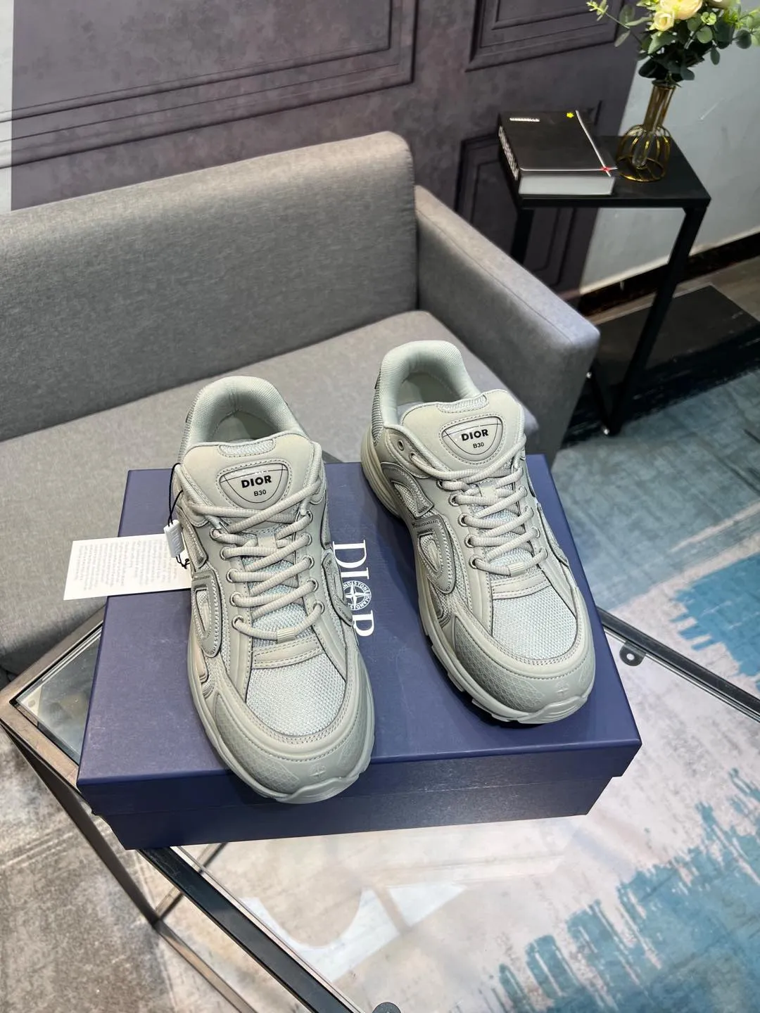 Men's shoes 💰600 high version joint model 🍸 Dior Dior The Island co-branded B30 sneakers follow the trend of the retro market and are Dad Shoes style shoes. The Dior logo on the tongue also indicates that this pair of shoes is the B30 model! B30 uses fine-textured leather and mesh cloth materials to form a shoe body. There are conspicuous letters CD on both sides of the shoe body to indicate the identity. Many lines on the shoe body outline the details, making the shoes look less monotonous and full of retro flavor. ♺ Upper: Original customized technical fabric + mesh ♺ Inner lining: Original customized breathable lining ♺ Outsole: Original molded IP foam + TPU outsole ♺ Heel height: 3.5cm ♺Code number: 39-44 (45 46 customized)